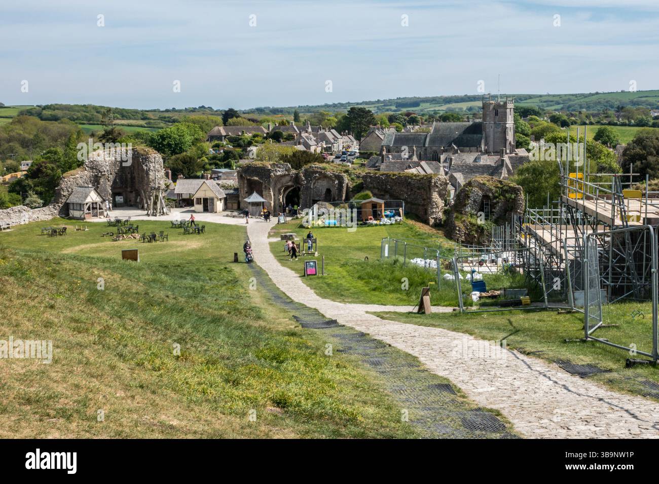 Vista dalla cima del castello di Corfe verso il villaggio del castello di Corfe. Foto Stock