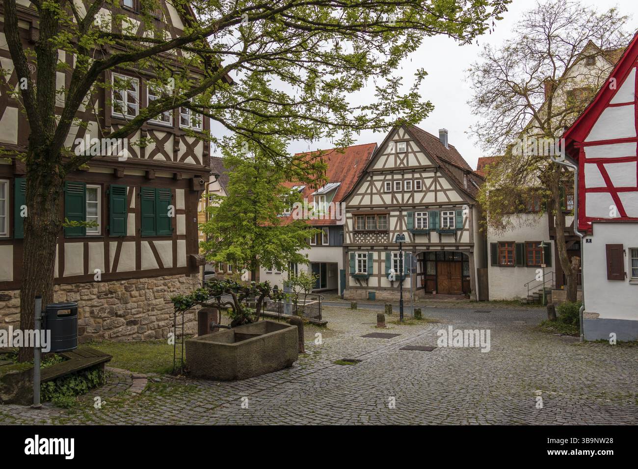 Vicino all'auto, al centro aereo e ferroviario di Stoccarda e alla portata della Foresta Nera settentrionale, c'è la città che unisce tradizione e modernità Foto Stock