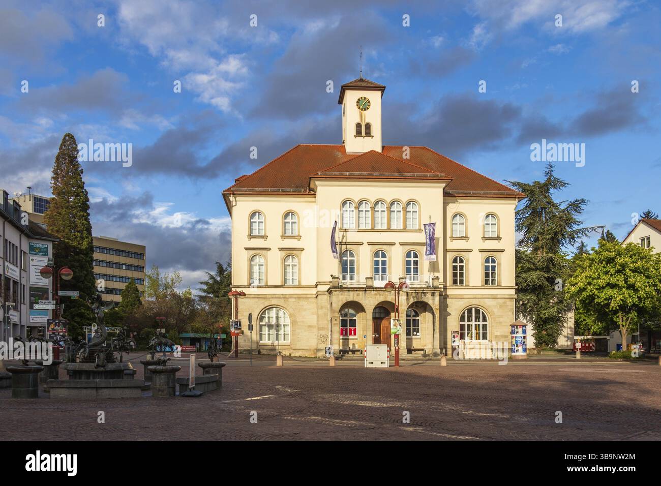 Vicino all'auto, al centro aereo e ferroviario di Stoccarda e alla portata della Foresta Nera settentrionale, c'è la città che unisce tradizione e modernità Foto Stock