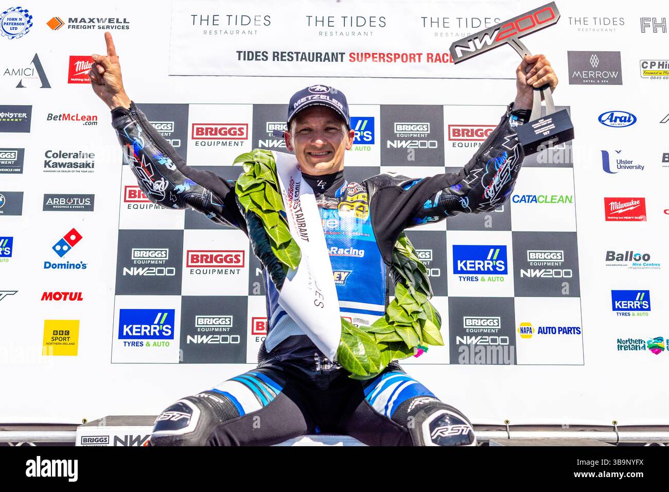 Portstewart, Regno Unito. 10 maggio 2025. 47 Richard Cooper Yamaha (KMR Kawasaki) ha vinto gara 3 (Tides Restaurant Supersport) alla NorthWest200 2° è stato Dean Harrison su una Honda (Honda Racing UK). 3° era Michael Dunlop al volante di una Ducati (MD Racing) Credit: Bonzo/Alamy Live News Foto Stock