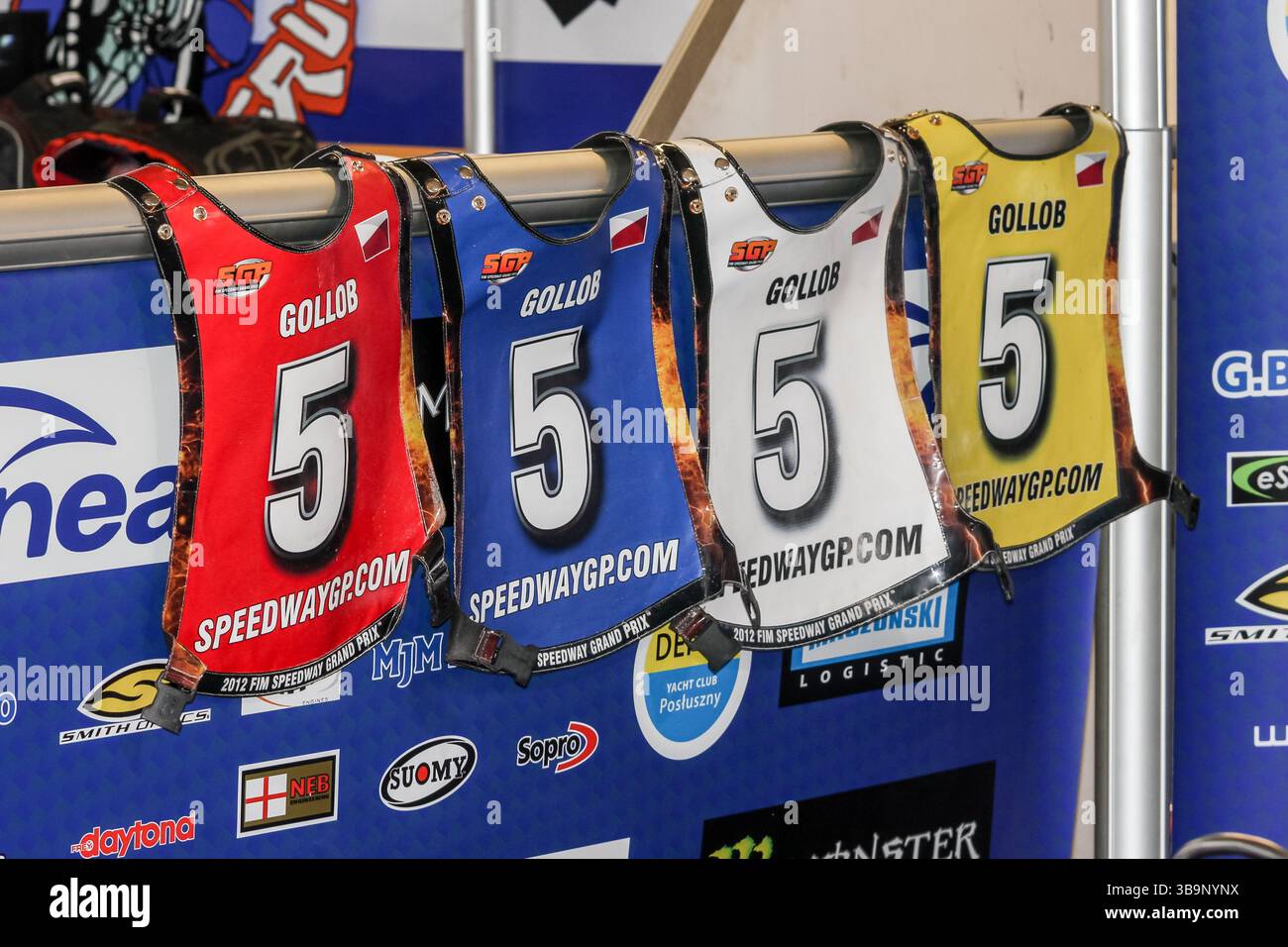 I giubbotti da gara di Tomasz Gollob - star del Gran Premio di Polonia al Gran Premio di Formula 1 britannico del 2012 a Cardiff al Principality (Was Millennium) Stadium Foto Stock