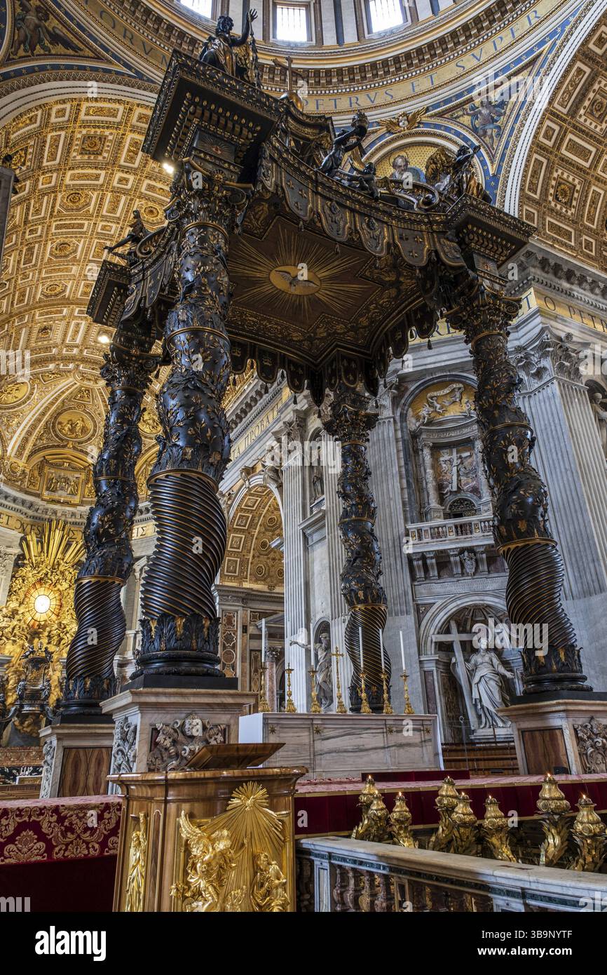 Baldacchino di San Pedro, opera di Gian Lorenzo Bernini, basilica papale di San Pietro, Stato della città del Vaticano, Roma, Lazio, Italia Foto Stock