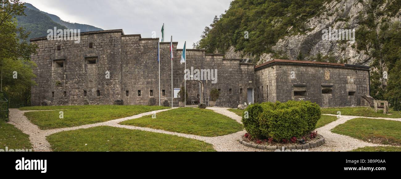 Nel XV secolo, il forte di Klu'e era una fortificazione in legno, destinata a prevenire le invasioni turche a Koro'ka. Più tardi, una fortificazione in pietra Foto Stock