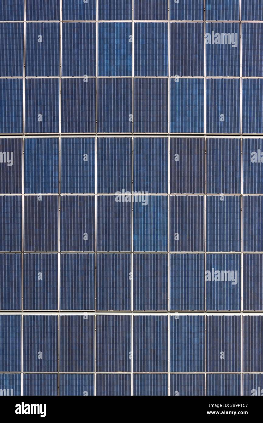 La struttura di molti pannelli solari. Edificio con molti pannelli solari. Energia solare rinnovabile. Generatore alternativo Energy Efficient House utilizza energia solare Foto Stock