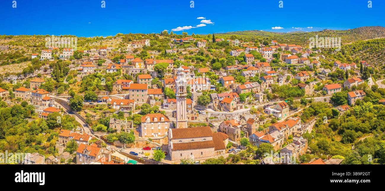 Vista aerea panoramica dell'affascinante villaggio di Lozisca sull'isola di Brac, in Croazia, con vista panoramica sulla collina e un tranquillo Mediterraneo Foto Stock