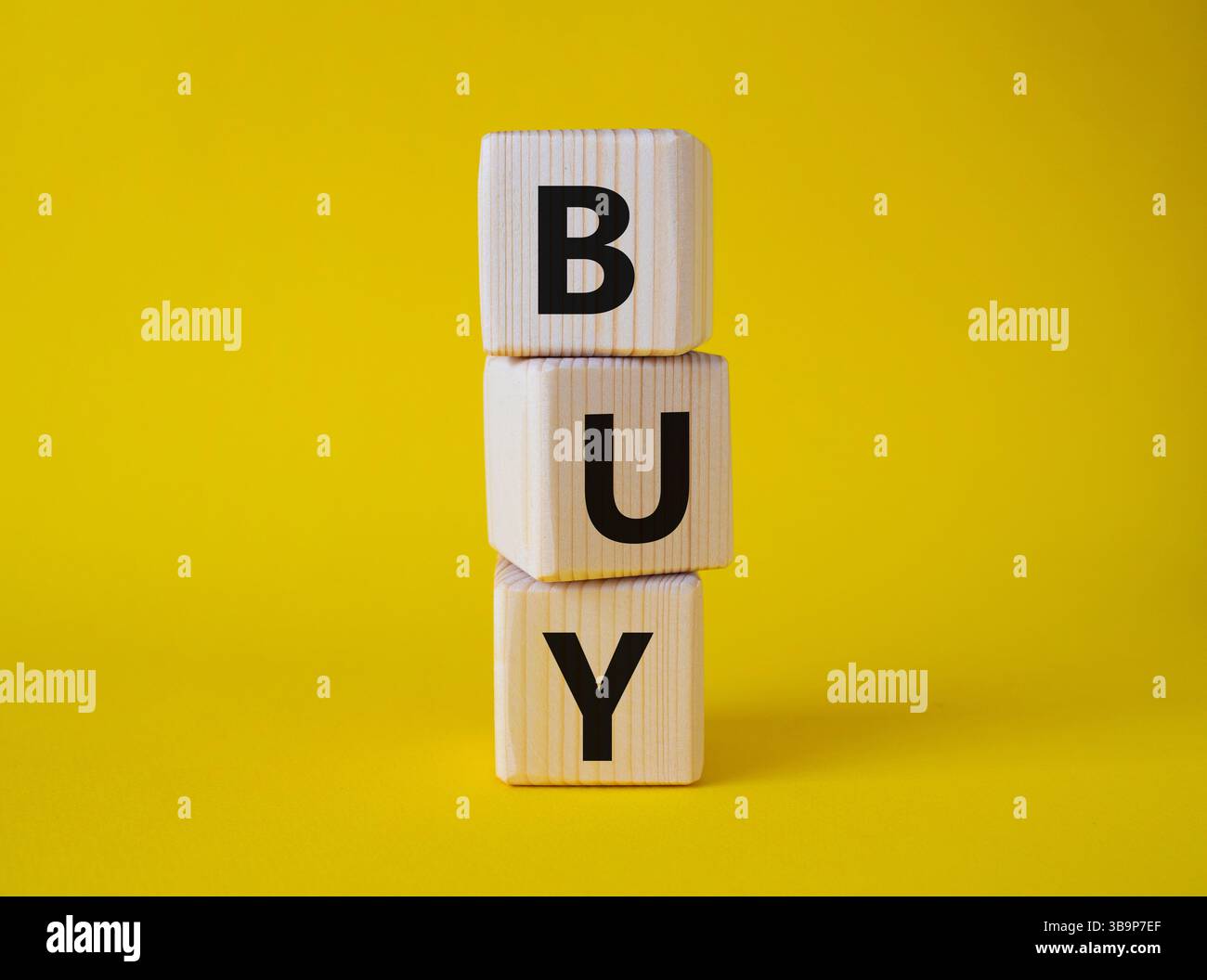 BPM - simbolo di Business Process Management. Cubi di legno con parole BPM. Bellissimo sfondo giallo. Business e BPM. Copia spazio. Foto Stock