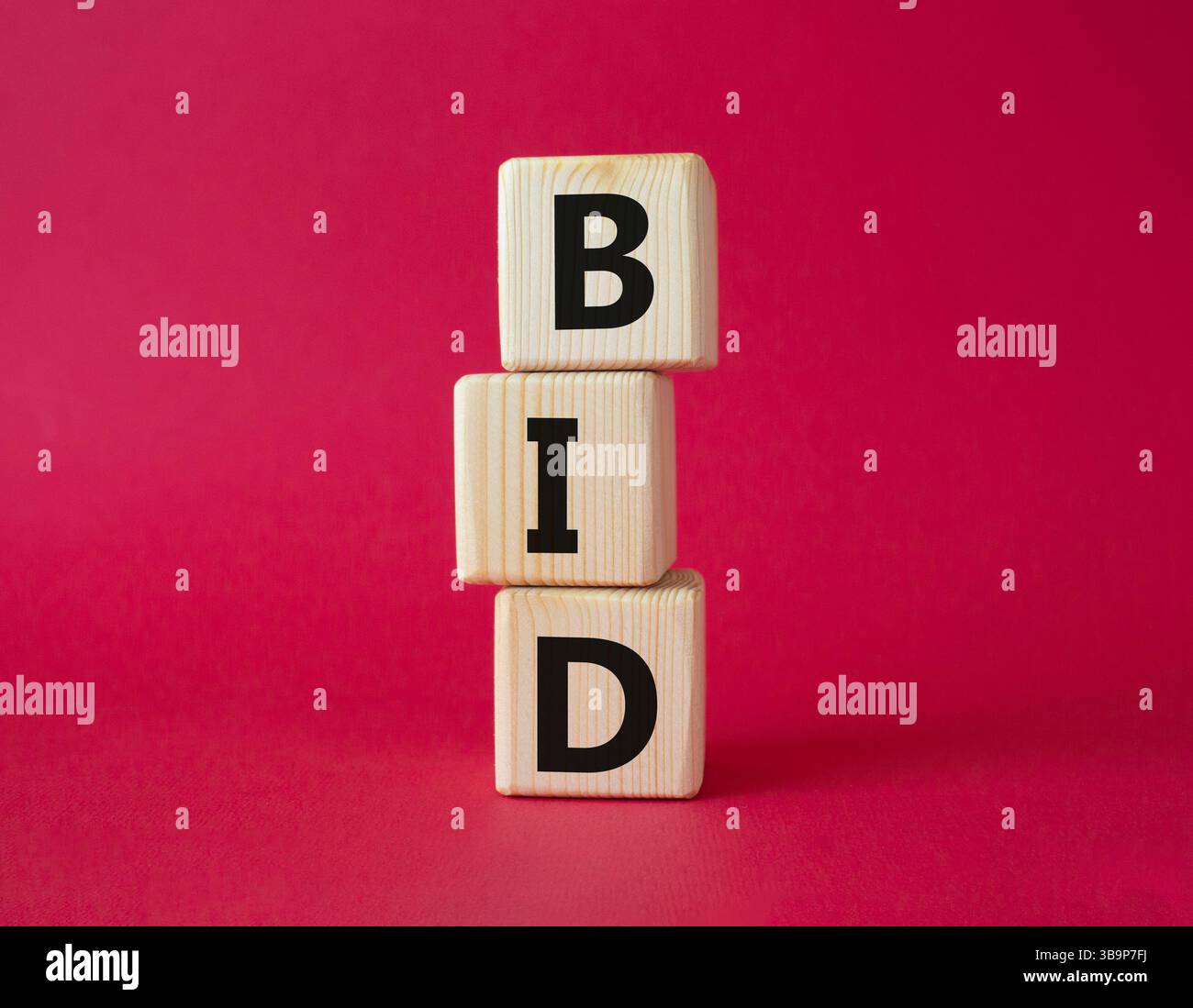Simbolo DI OFFERTA. Parola concettuale BID su blocchi di legno. Bellissimo sfondo rosso. Business e OFFERTA. Copia spazio Foto Stock