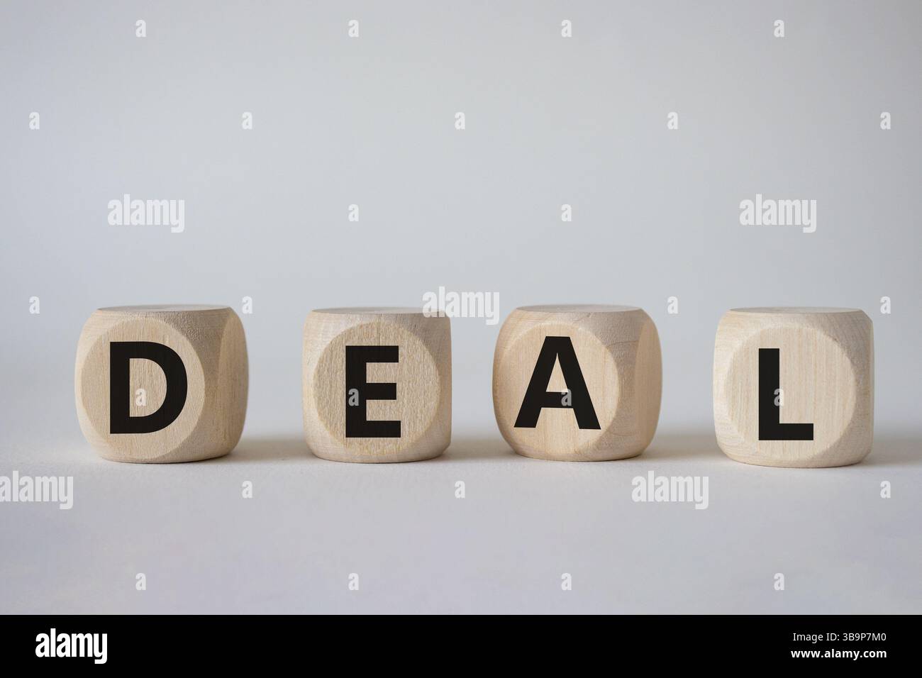 Simbolo dell'accordo. Concept Word deal su cubi di legno. Splendido sfondo bianco. Concetto di affari e affari. Copia spazio. Foto Stock