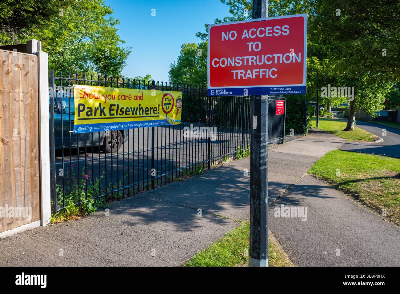 Maggio 2025 - segnaletica per l'assenza di accesso al traffico di costruzioni a Yatton, North Somerset, Inghilterra, Regno Unito. Foto Stock