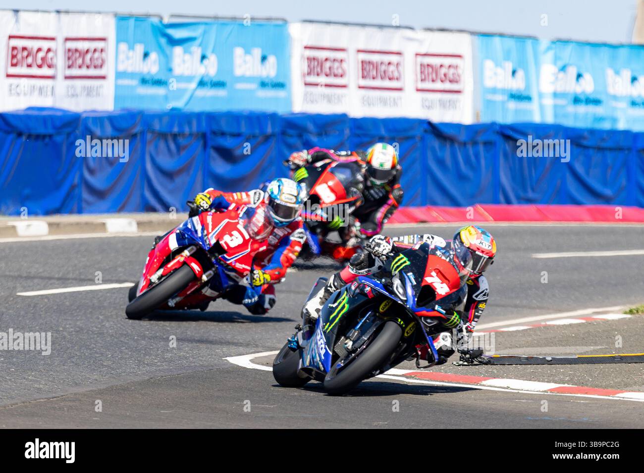 Portstewart, Regno Unito. 10 maggio 2025. 74 Davey Todd su una BMW (BMW 8Ten Racing BMW Moterrad) ha vinto gara 4 (CP Hire Superstock) alla NorthWest200 2° era 3 Dean Harrison su una Honda (Honda Racing UK). 3° è stato il 60 Peter Hickman (BMW 8Ten Racing BMW Moterrad) su una Ducati (MD Racing) credito: Bonzo/Alamy Live News Foto Stock