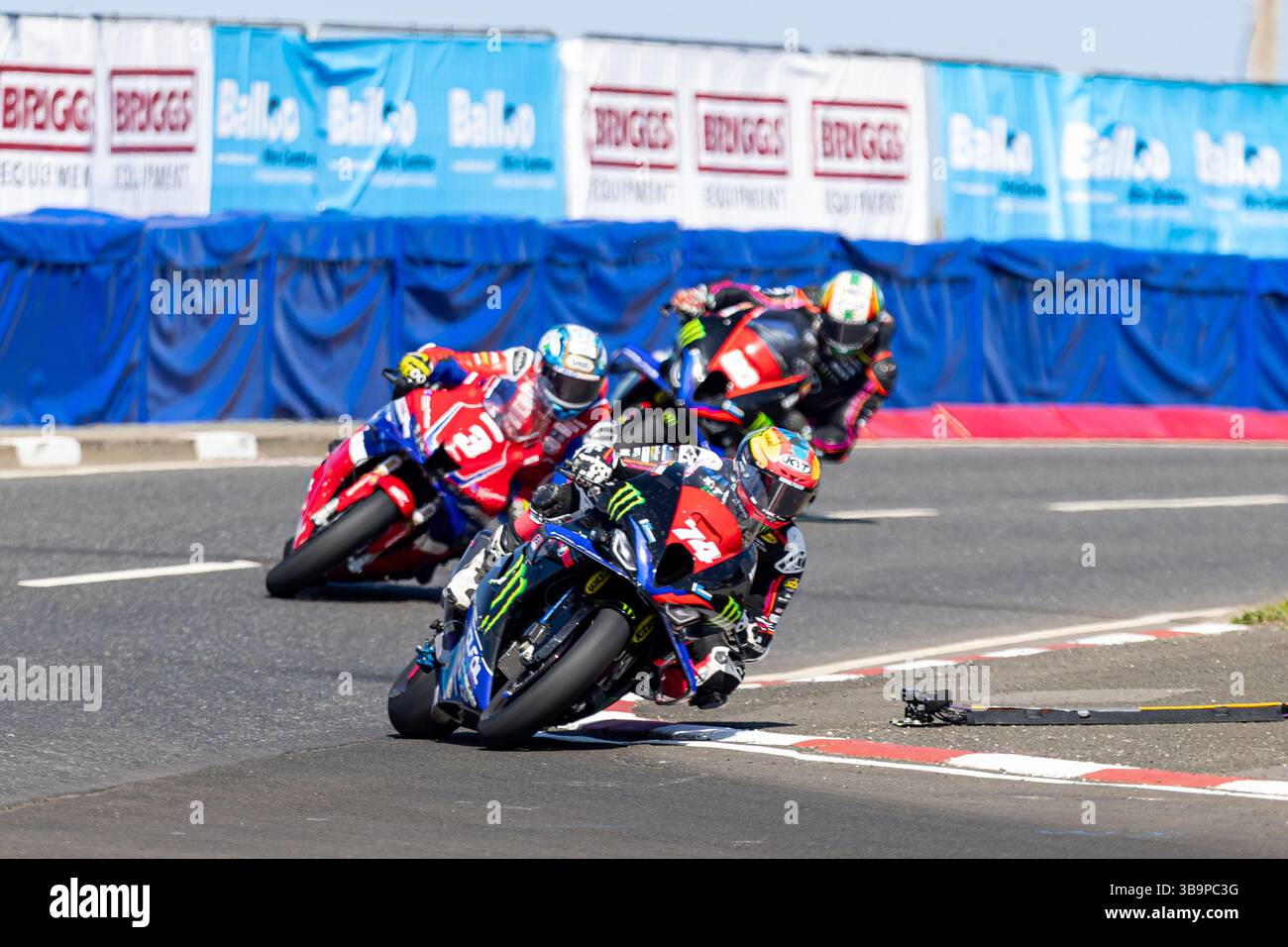 Portstewart, Regno Unito. 10 maggio 2025. 74 Davey Todd su una BMW (BMW 8Ten Racing BMW Moterrad) ha vinto gara 4 (CP Hire Superstock) alla NorthWest200 2° era 3 Dean Harrison su una Honda (Honda Racing UK). 3° è stato il 60 Peter Hickman (BMW 8Ten Racing BMW Moterrad) su una Ducati (MD Racing) credito: Bonzo/Alamy Live News Foto Stock