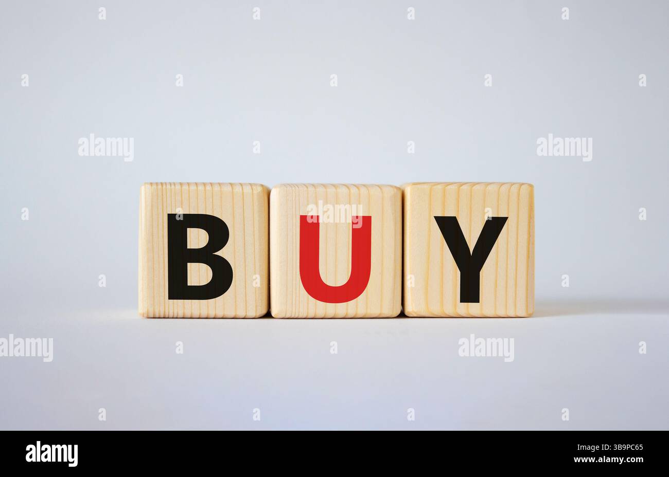 ACQUISTA Symbol. Concept Word BUY su blocchi di legno. Splendido sfondo bianco. Concetto di business e ACQUISTO. Copia spazio Foto Stock