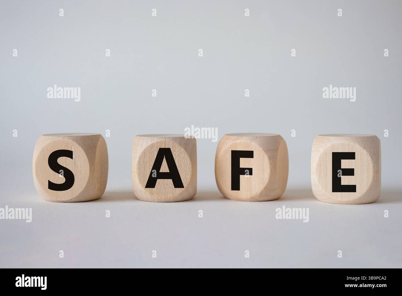 Simbolo di sicurezza. Concetto di sicurezza su cubi di legno. Splendido sfondo bianco. Concetto aziendale e sicuro. Copia spazio. Foto Stock