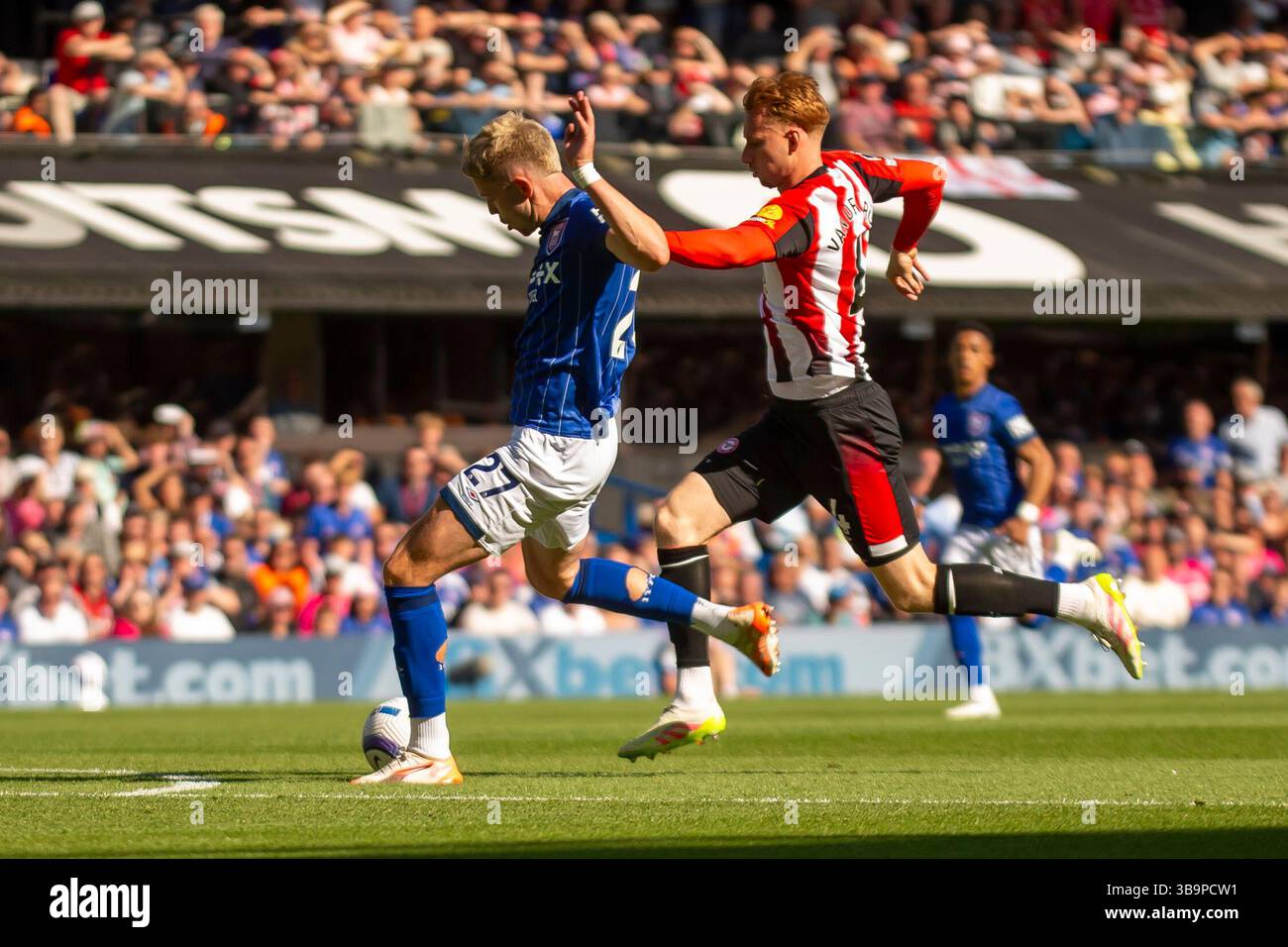 George Hirst della città di Ipswich viene fregato da Sepp van den Berg di Brentford durante la partita di Premier League tra Ipswich Town e Brentford a Portman Road, Ipswich, sabato 10 maggio 2025. (Foto: David Watts | notizie mi) Foto Stock