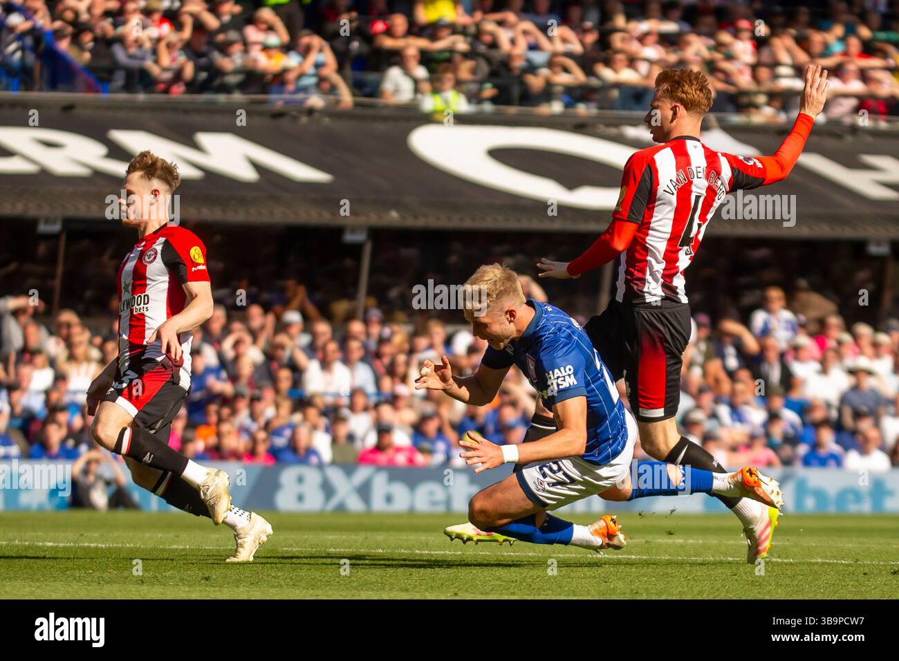 George Hirst della città di Ipswich viene fregato da Sepp van den Berg di Brentford durante la partita di Premier League tra Ipswich Town e Brentford a Portman Road, Ipswich, sabato 10 maggio 2025. (Foto: David Watts | notizie mi) Foto Stock
