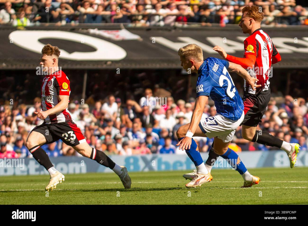 George Hirst della città di Ipswich viene fregato da Sepp van den Berg di Brentford durante la partita di Premier League tra Ipswich Town e Brentford a Portman Road, Ipswich, sabato 10 maggio 2025. (Foto: David Watts | notizie mi) Foto Stock