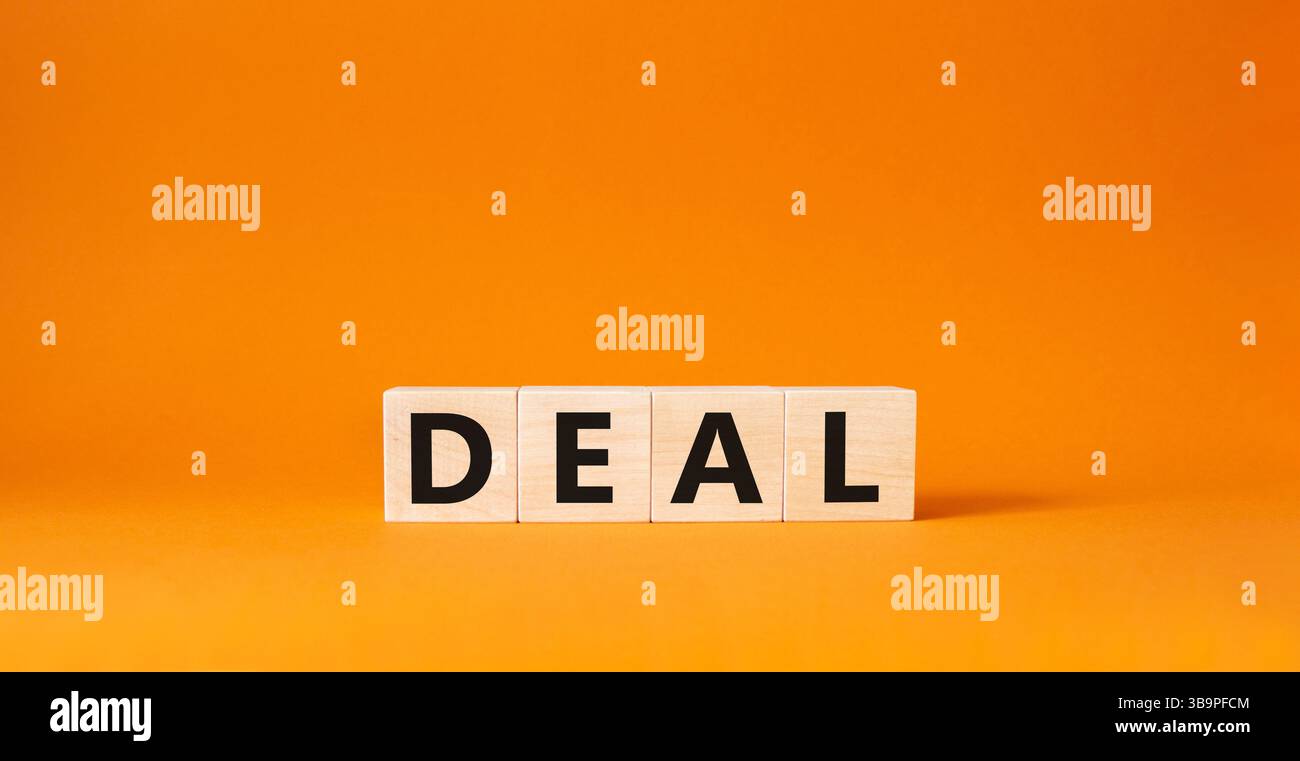 Simbolo dell'accordo. Concept Word deal su cubi di legno. Bellissimo sfondo arancione. Concetto di affari e affari. Copia spazio. Foto Stock