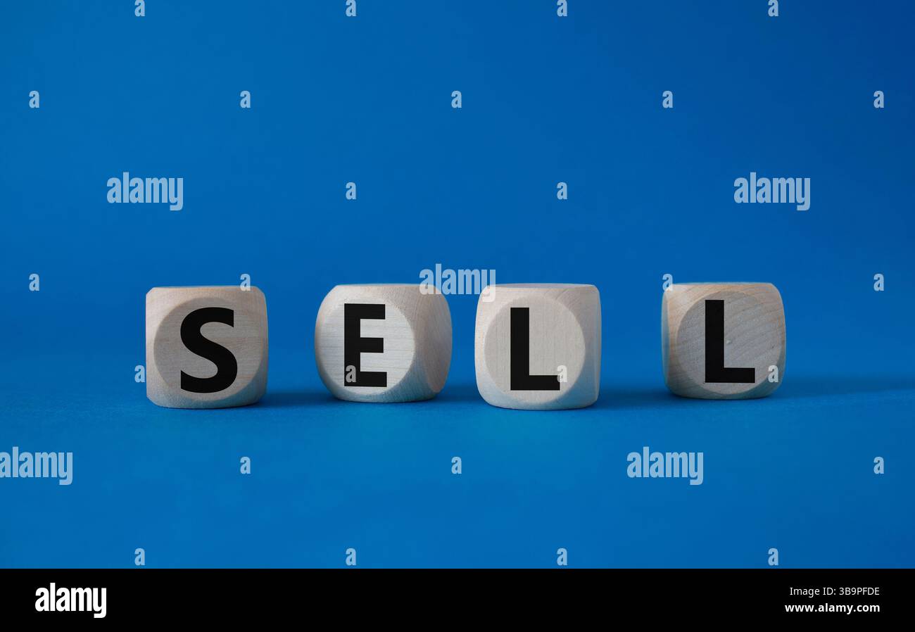 Simbolo di vendita. Concept Word sell su cubi di legno. Bellissimo sfondo blu. Concetto di business e vendita. Copia spazio. Foto Stock