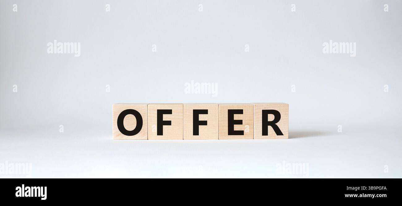 Simbolo dell'offerta. Cubi di legno con offerta di parola. Splendido sfondo bianco. Concetto di offerta. Copia spazio. Foto Stock
