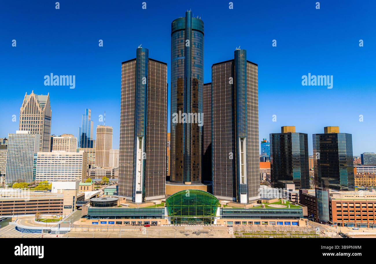 Detroit, mi, Stati Uniti - 04-22-2025: Foto del General Motors Renaissance Center nel centro di Detroit, Michigan. Foto Stock