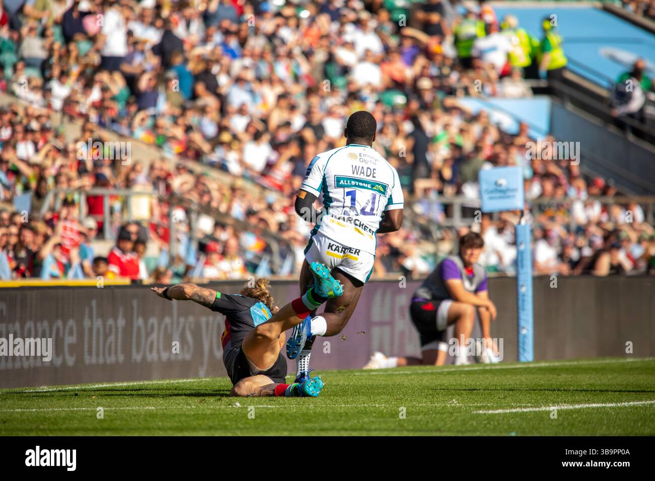 Londra, Regno Unito, 10 maggio 2025 l'ala di Gloucester Christian Wade viene toccato al tatto mentre fa una pausa da Tyrone Green nel Gallagher Premiership Rugby all'Allianz Stadium, Twickenham, Londra, Regno Unito. Alex Williams / Alamy Live News Foto Stock