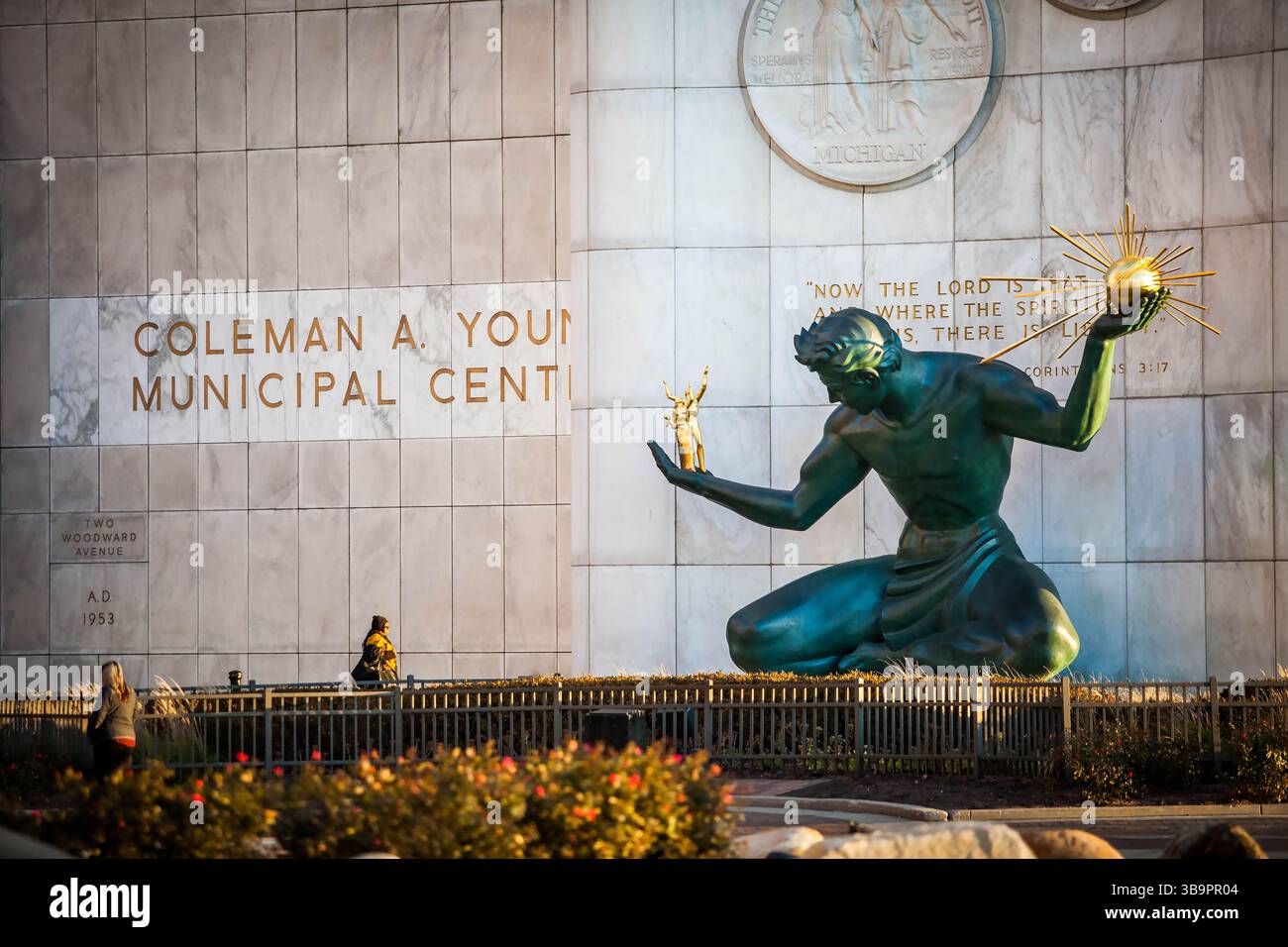 Detroit, Michigan, USA - 12-11-2015: The Spirit of Detroit, una statua di bronzo di 26 piedi di Marshall Fredericks, si trova presso il Coleman A. Young Municipal Center Foto Stock