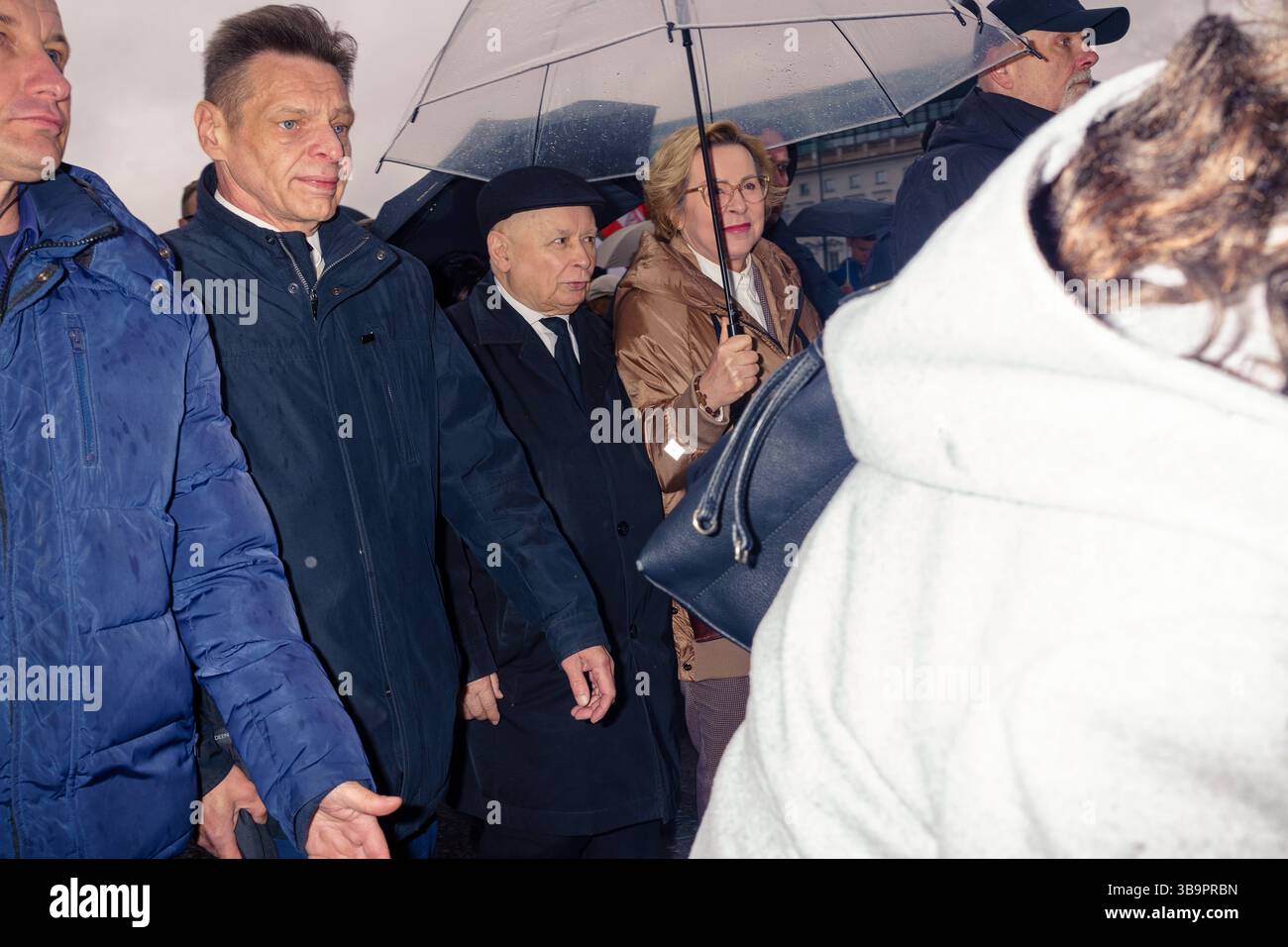 Smolensk celebrazione mensile del disastro Jaroslaw Kaczynski circondato dal suo entourage e sicurezza Varsavia Polonia Copyright: XMikolajxJaneczekx Foto Stock