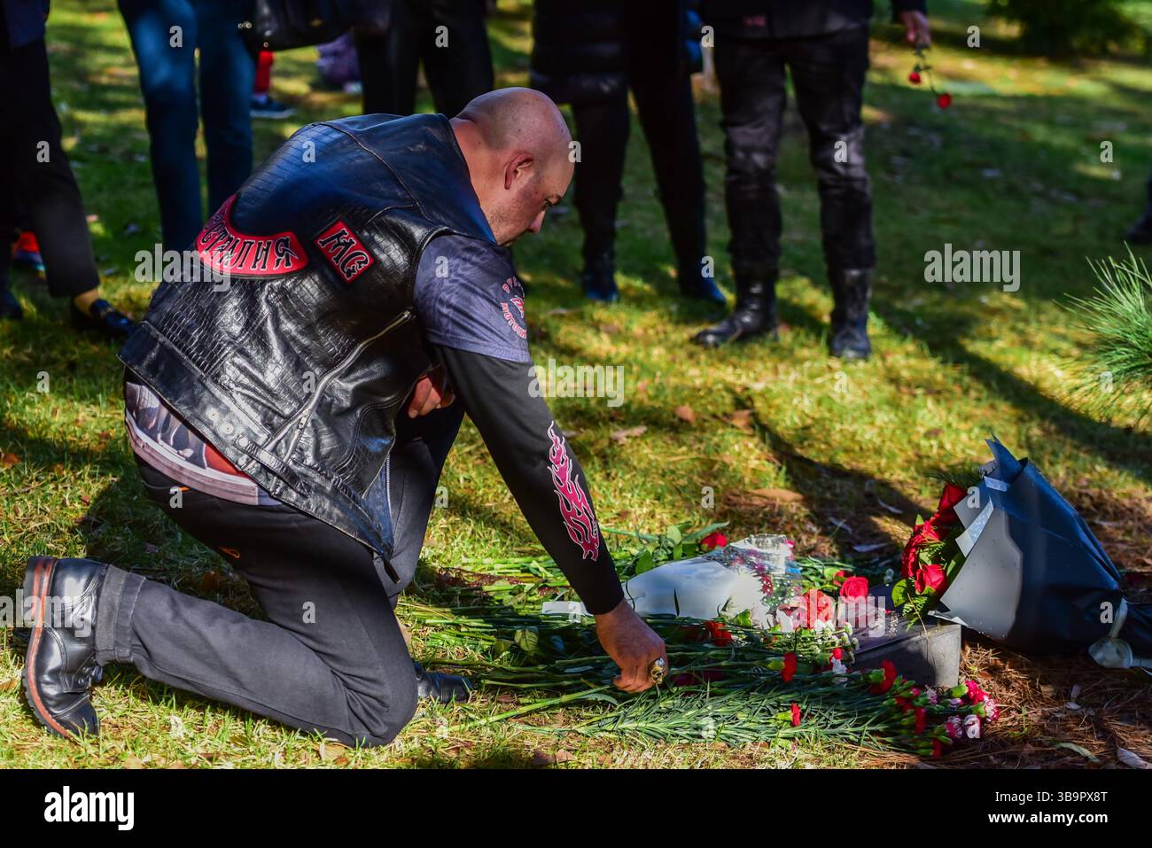 Melbourne, Australia. 10 maggio 2025. Il capo charter australiano Stan Gorodyshcher del club motociclistico dei lupi notturni ha visto deporre fiori sulla targa commemorativa dei veterani della seconda guerra mondiale provenienti dall'ex Unione Sovietica al Santuario della memoria per commemorare il giorno della Vittoria. Credito: SOPA Images Limited/Alamy Live News Foto Stock