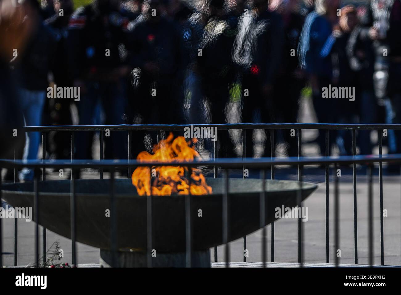 Melbourne, Australia. 10 maggio 2025. La fiamma eterna si vede al Santuario della memoria, che commemora il giorno della Vittoria. Credito: SOPA Images Limited/Alamy Live News Foto Stock