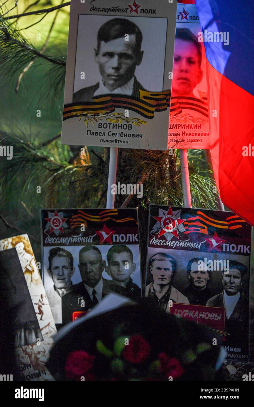 Melbourne, Australia. 10 maggio 2025. I manifesti di "The Immortal Regiment" sono visibili al Santuario della memoria per commemorare la giornata della Vittoria nella seconda guerra mondiale. Credito: SOPA Images Limited/Alamy Live News Foto Stock