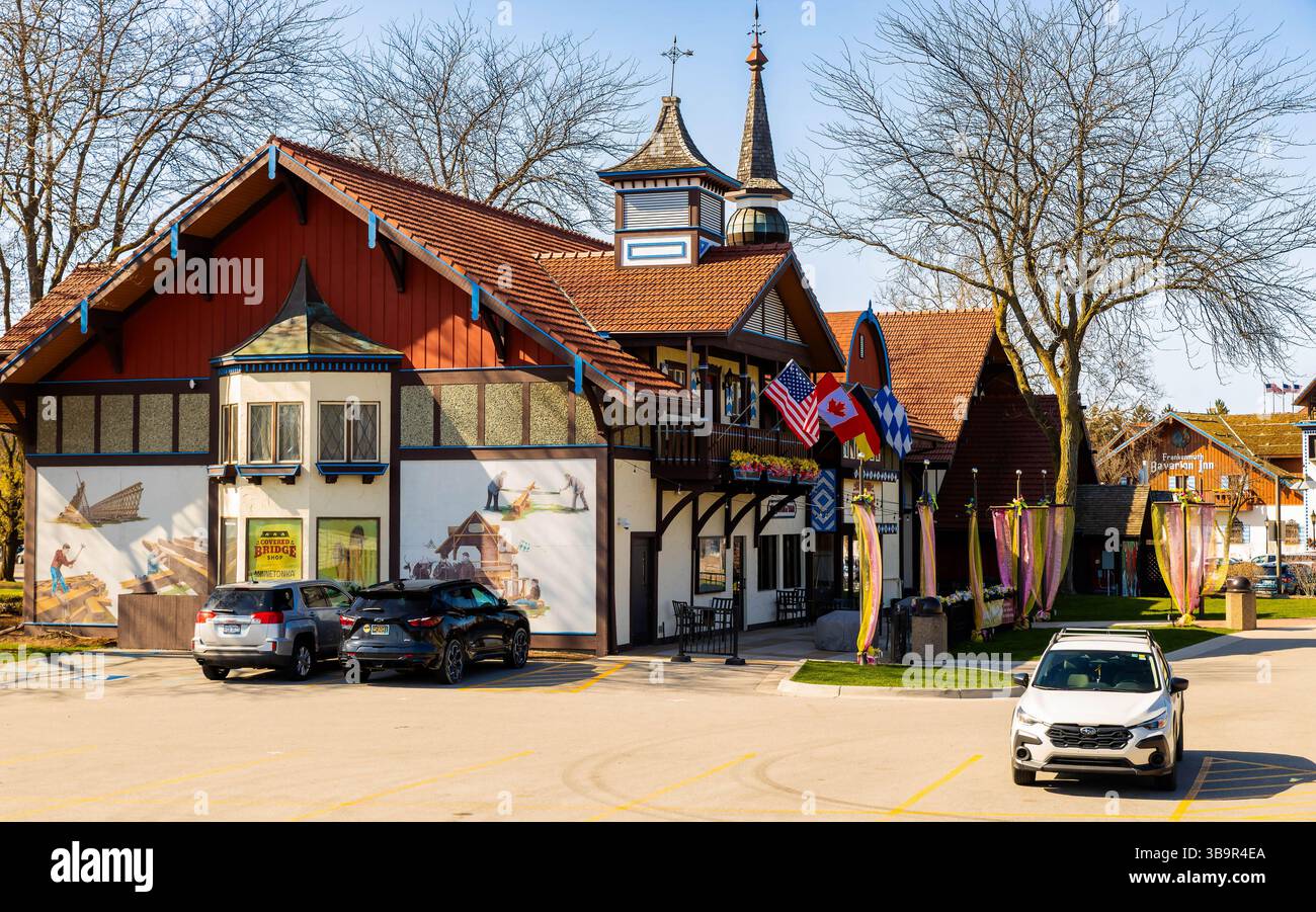 Frankenmuth, mi, Stati Uniti - 04-22-2025: Foto di aziende e centri commerciali in stile bavarese nel centro di Frankenmuth, Michigan, in un'estate soleggiata Foto Stock