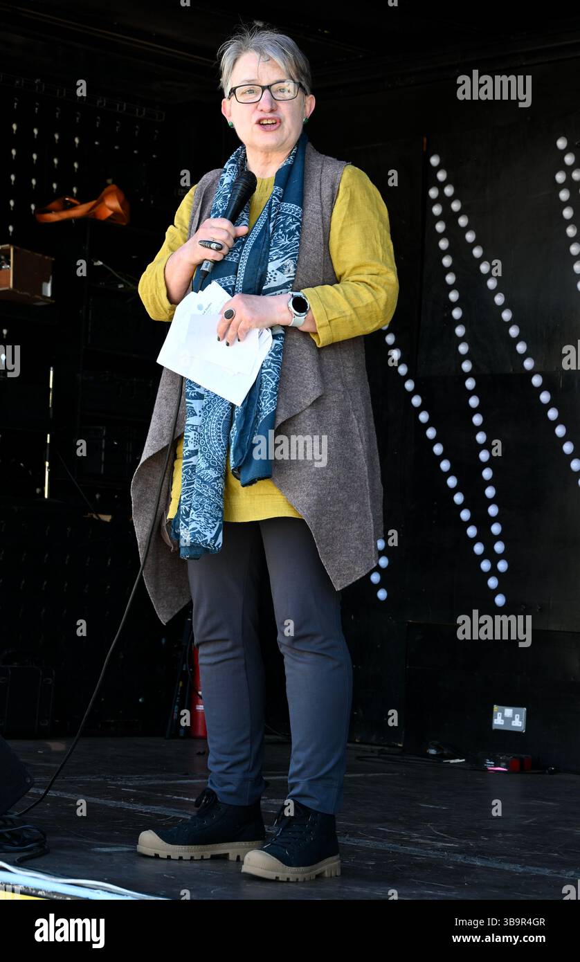 Londra, Regno Unito. Natalie Bennett, Green Party Peer.Republic Day 2025 a Trafalgar Square. Gli anti monarchici si riuniscono a Trafalgar Square per esprimere opposizione alla monarchia. Crediti: michael melia/Alamy Live News Foto Stock Londra, Regno Unito. Natalie Bennett, Green Party Peer.Republic Day 2025 a Trafalgar Square. Gli anti monarchici si riuniscono a Trafalgar Square per esprimere opposizione alla monarchia. Crediti: michael melia/Alamy Live News Foto Stock