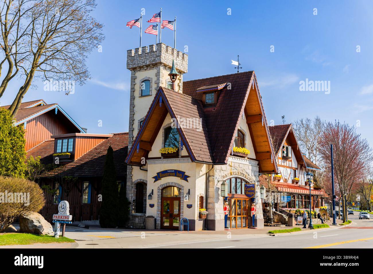 Frankenmuth, mi, Stati Uniti - 04-22-2025: Foto di aziende e centri commerciali in stile bavarese nel centro di Frankenmuth, Michigan, in un'estate soleggiata Foto Stock