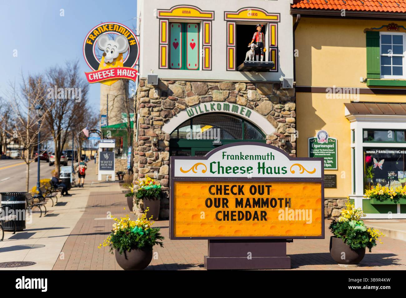 Frankenmuth, mi, Stati Uniti - 04-22-2025: Foto di aziende e centri commerciali in stile bavarese nel centro di Frankenmuth, Michigan, in un'estate soleggiata Foto Stock