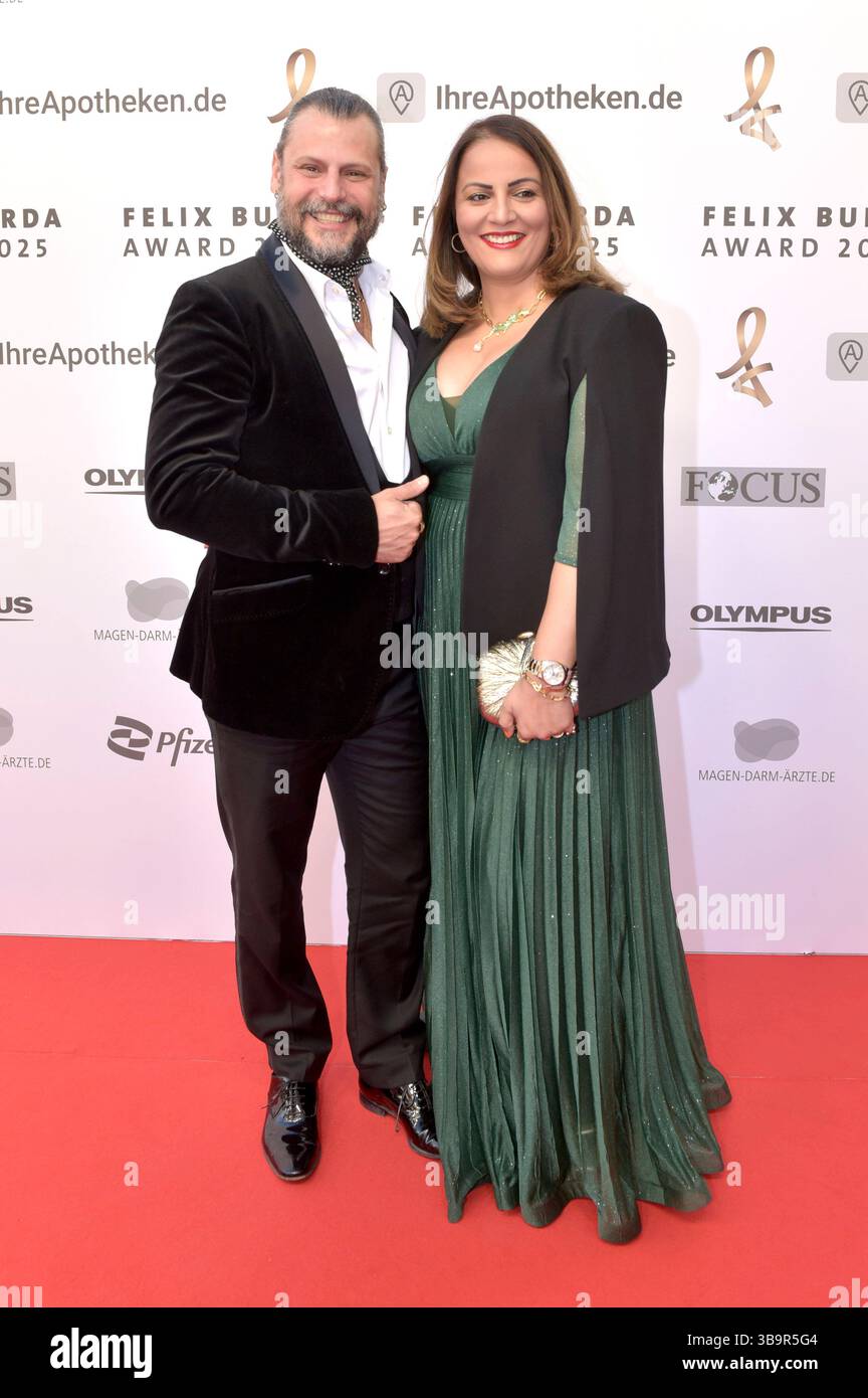 Manuel Cortez mit Ehefrau Saina Bayatpour bei der 20. Premio Verleihung des Felix Burda 2025 im Gasometer Berlin-Schöneberg. Berlino, 09.05.2025 *** Manuel Cortez con la moglie Saina Bayatpour alla 20° presentazione del Felix Burda Award 2025 al Gasometer Berlin Schöneberg Berlin, 09 05 2025 foto:XM.xBehrensx/xFuturexImagex burda_5544 Foto Stock