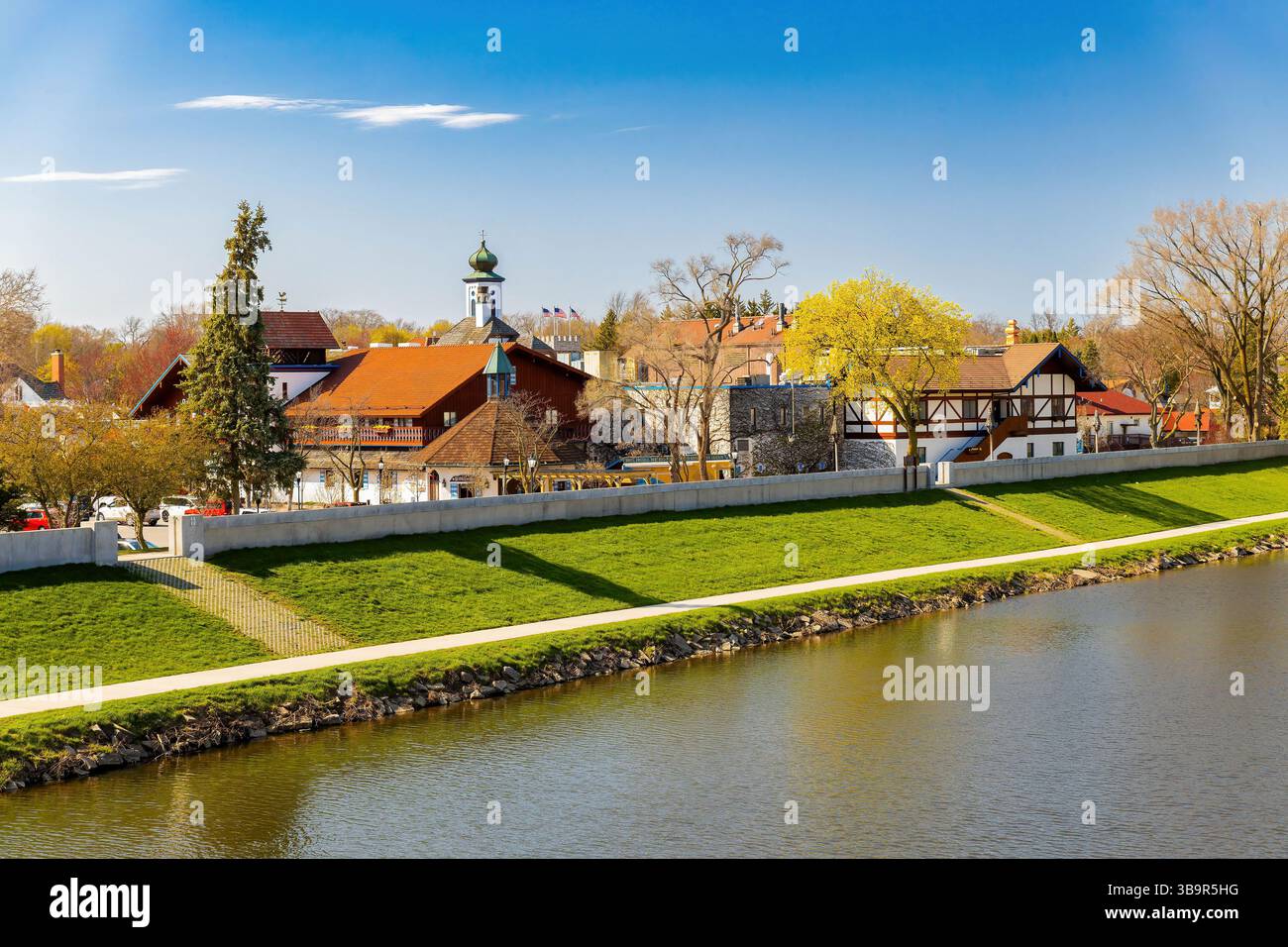 Foto aerea di Frankenmuth Michigan che mostra il fiume, gli edifici e il fascino bavarese in una giornata di sole. Foto Stock