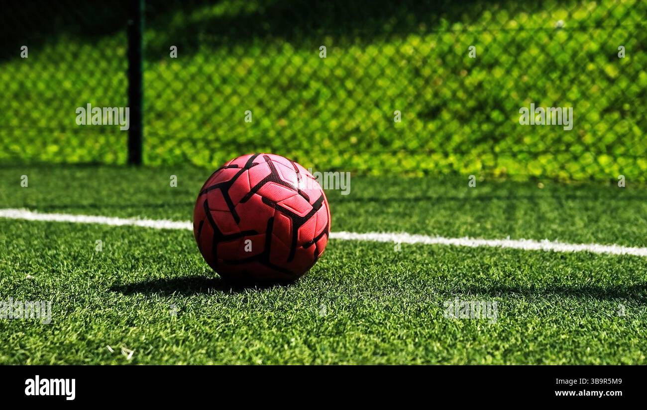 Pallone da calcio su Un erba verde in Una partita di calcio Foto Stock