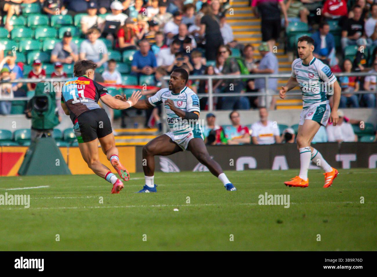 Londra, Regno Unito, 10 maggio 2025 l'ala di Harlequins Cadan Murley non può superare l'ala di Gloucester Christian Wade nel Gallagher Premiership Rugby all'Allianz Stadium, Twickenham, Londra, Regno Unito. Alex Williams / Alamy Live News Foto Stock