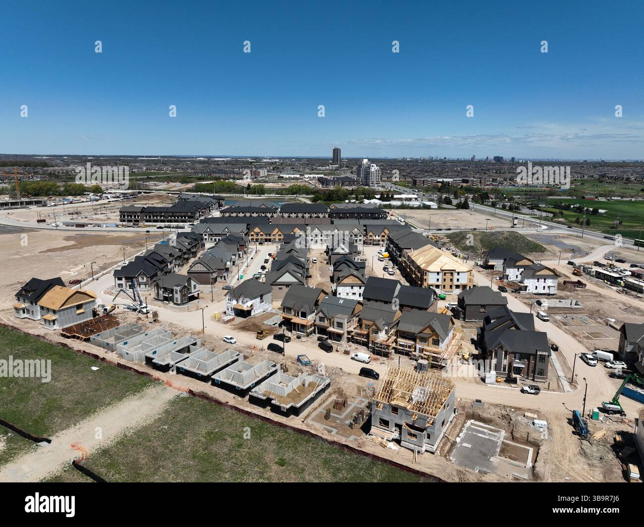 Nuovo sviluppo di alloggi a densità moderata ai margini di una comunità suburbana Foto Stock