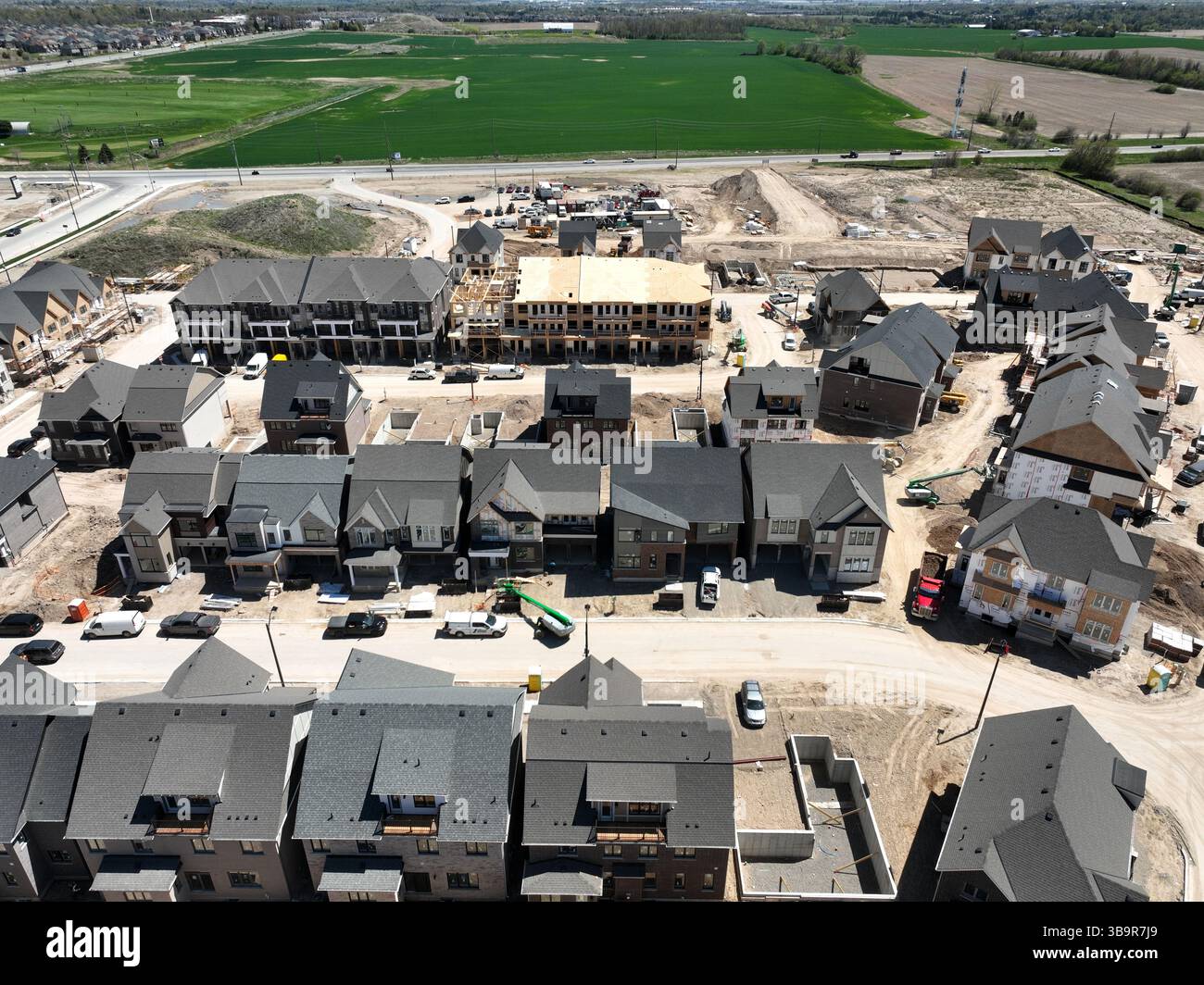 Espansione suburbana New Housing Development che mangia terreni agricoli Foto Stock