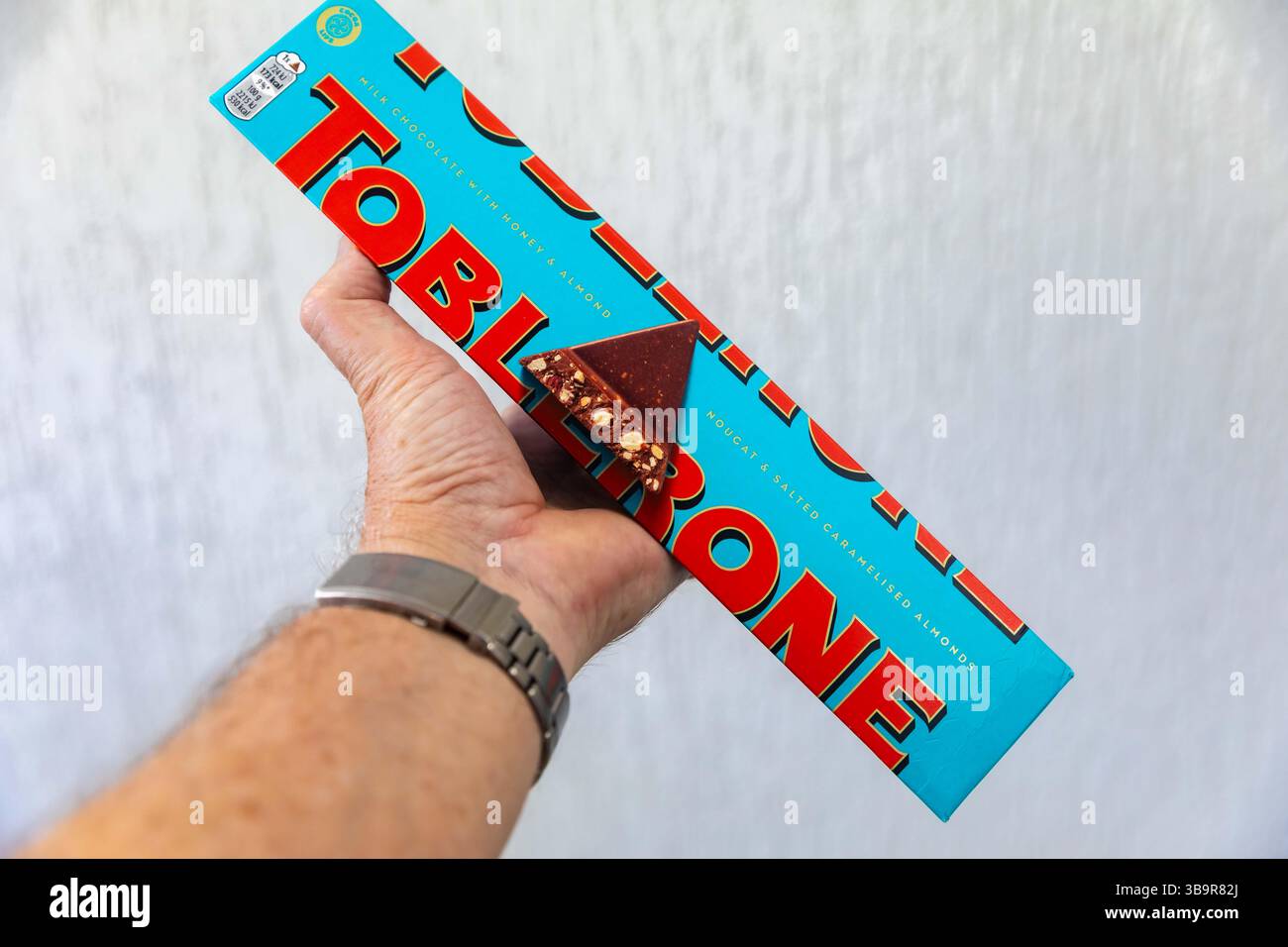 Cioccolato Toblerone 360 ​​grams con sale, mandorle e castagne Foto Stock