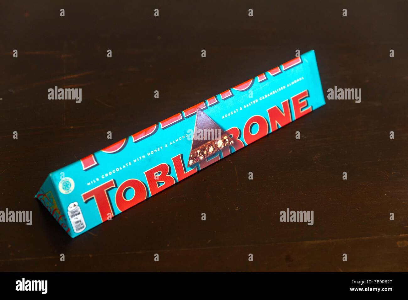 Cioccolato Toblerone 360 ​​grams con sale, mandorle e castagne Foto Stock