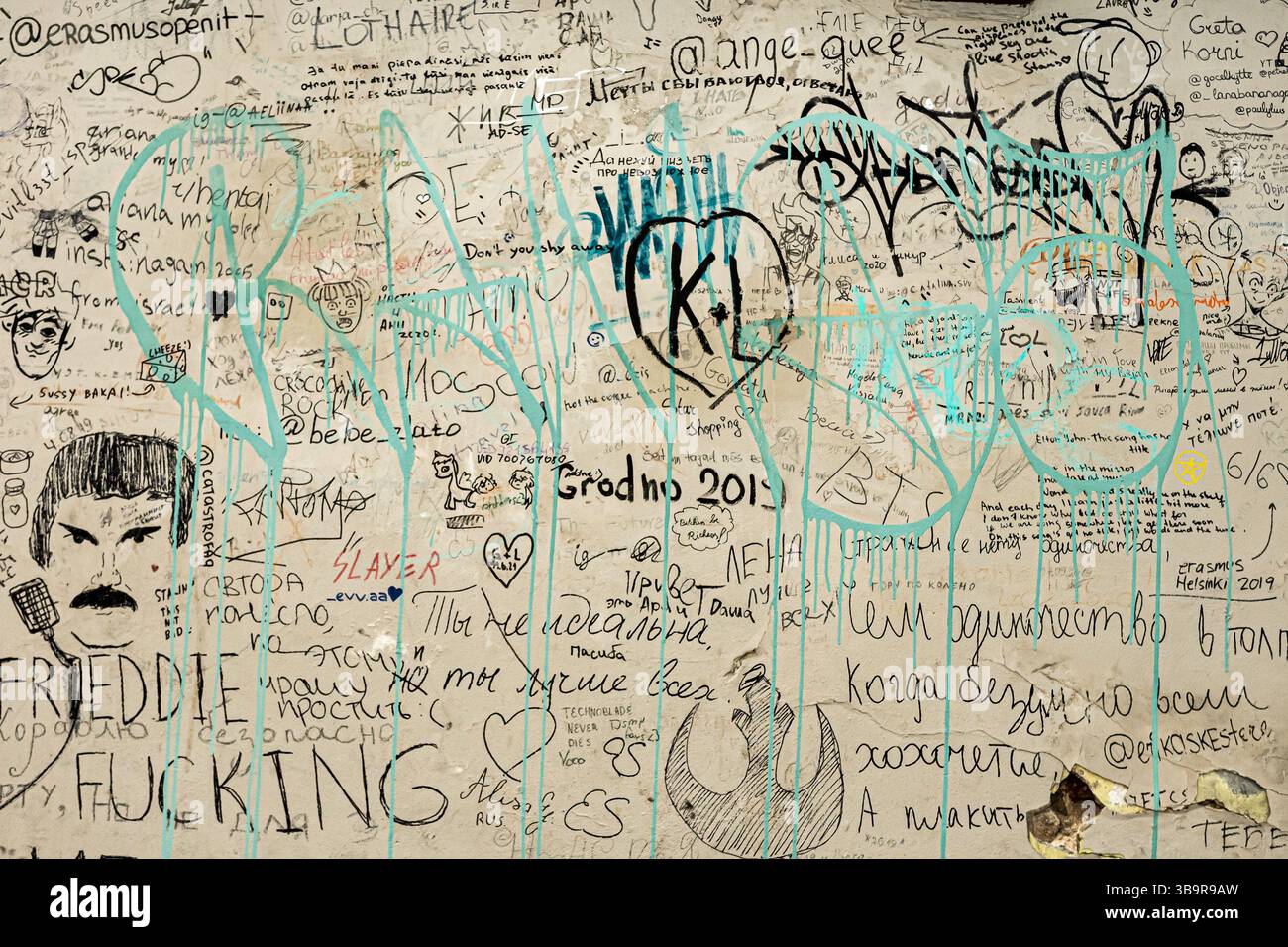 Riga, Lettonia - 20 agosto 2021: Parete coperta di graffiti mostra diverse espressioni artistiche e messaggi di diversi anni. Foto Stock