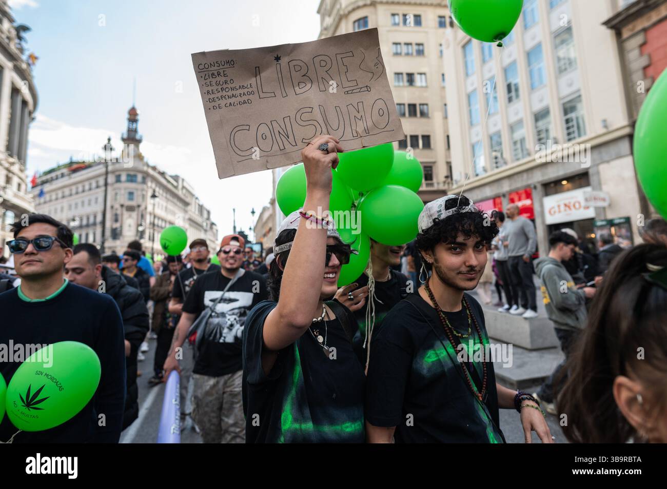 Madrid, Spagna. 10 maggio 2025. Una donna che porta un cartello durante la marcia globale della marijuana. Centinaia di persone stanno marciando attraverso il centro della città per chiedere una legge che legalizzi la cannabis. La Global marijuana March si tiene ogni anno a maggio in molte città del mondo. Crediti: Marcos del Mazo/Alamy Live News Foto Stock