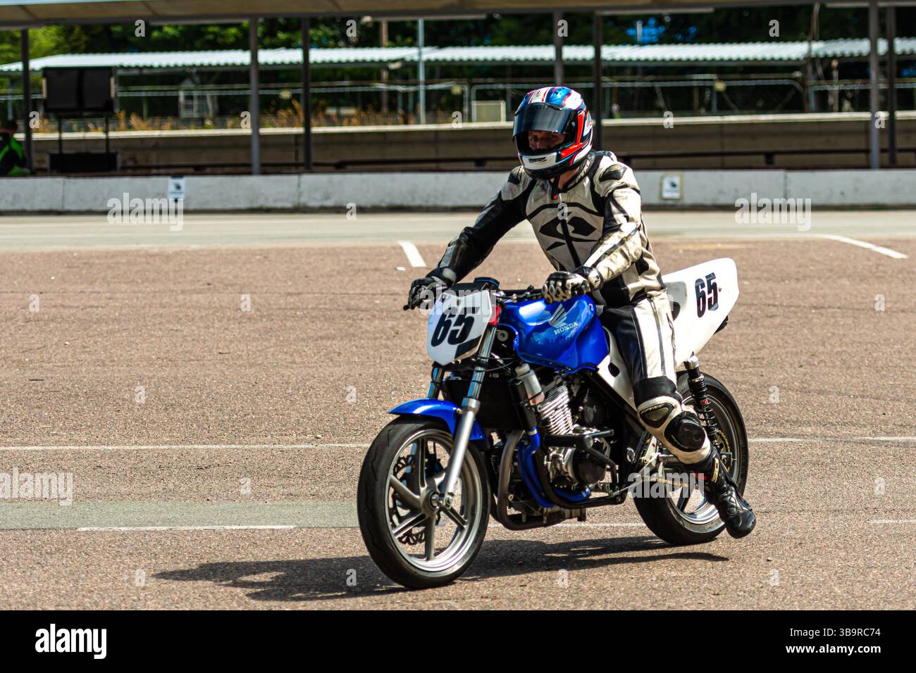Riga, Lettonia - 3 luglio 2021: I piloti amatoriali esercitano le loro abilità su motociclette durante una sessione di allenamento in pista. Foto Stock