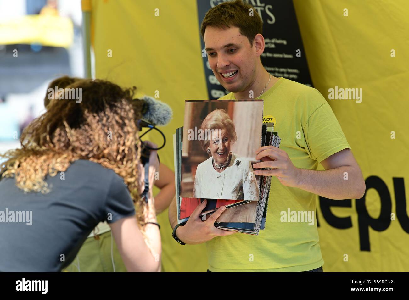 LONDRA, INGHILTERRA, 10 maggio 2025: Un videografo che registra l'immagine della famiglia reale al giorno della Repubblica 2025 viene celebrato dalla Repubblica per abolire la monarchia e trasformare il paese in meglio. Si svolge a Trafalgar Square, Londra, Regno Unito. (Foto di 李世惠/SEE li/Picture Capital) Foto Stock LONDRA, INGHILTERRA, 10 maggio 2025: Un videografo che registra l'immagine della famiglia reale al giorno della Repubblica 2025 viene celebrato dalla Repubblica per abolire la monarchia e trasformare il paese in meglio. Si svolge a Trafalgar Square, Londra, Regno Unito. (Foto di 李世惠/SEE li/Picture Capital) Foto Stock
