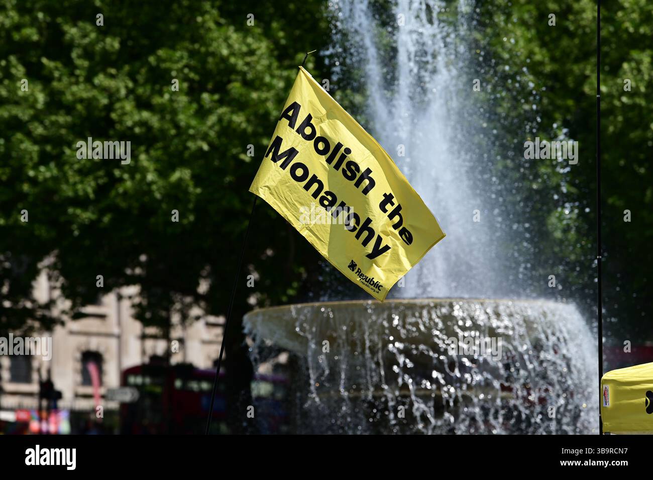 LONDRA, INGHILTERRA, 10 maggio 2025: Il giorno della Repubblica 2025 è celebrato dalla Repubblica per abolire la monarchia e trasformare il paese in meglio. Si svolge a Trafalgar Square, Londra, Regno Unito. (Foto di 李世惠/SEE li/Picture Capital) Foto Stock LONDRA, INGHILTERRA, 10 maggio 2025: Il giorno della Repubblica 2025 è celebrato dalla Repubblica per abolire la monarchia e trasformare il paese in meglio. Si svolge a Trafalgar Square, Londra, Regno Unito. (Foto di 李世惠/SEE li/Picture Capital) Foto Stock