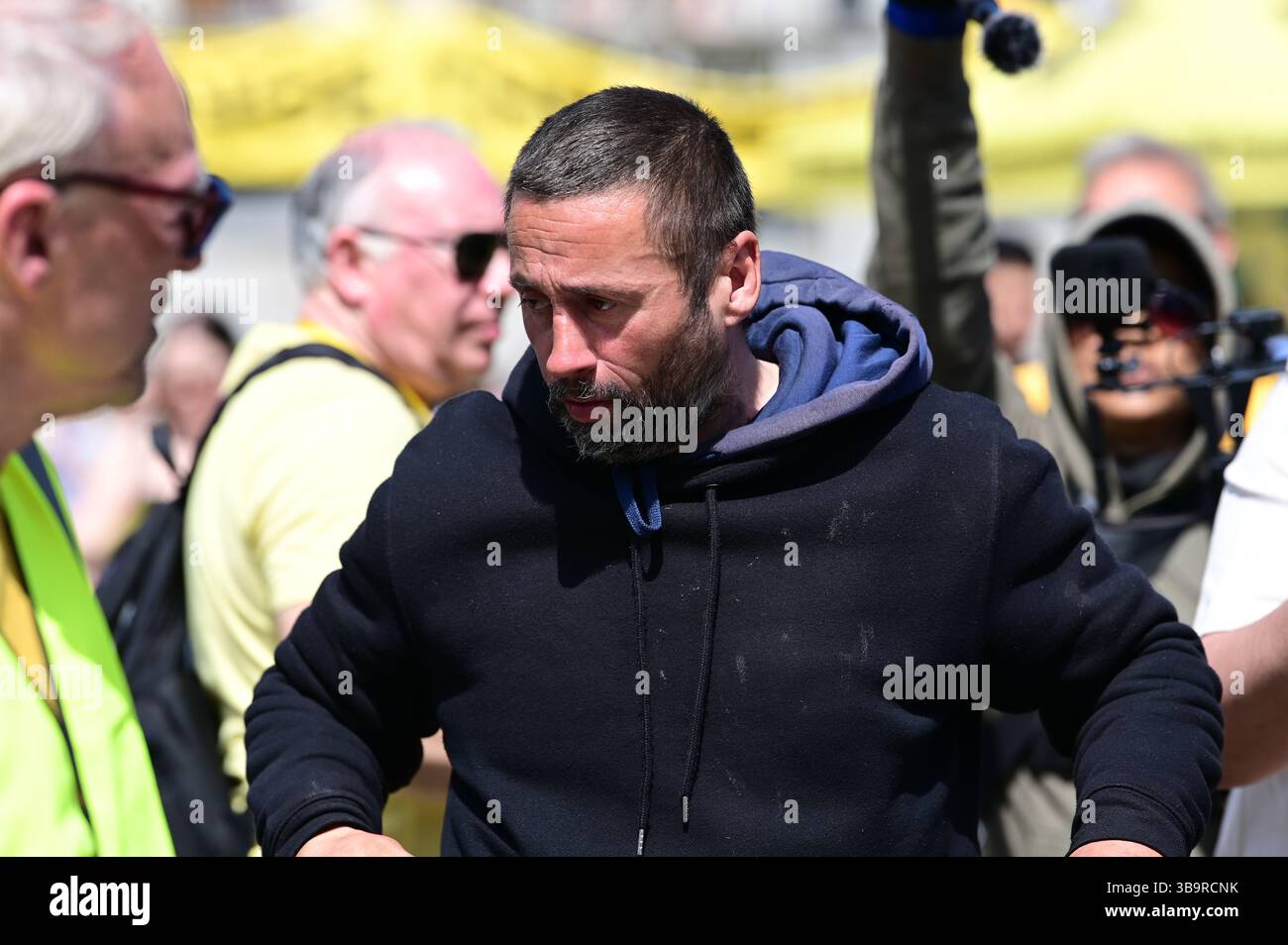 LONDRA, INGHILTERRA, 10 maggio 2025: Si crede che quest'uomo ami la monarchia e grida e giura durante la Festa della Repubblica il 2025 è celebrato dalla Repubblica per abolire la monarchia e trasformare il paese in meglio. Si svolge a Trafalgar Square, Londra, Regno Unito. (Foto di 李世惠/SEE li/Picture Capital) Foto Stock LONDRA, INGHILTERRA, 10 maggio 2025: Si crede che quest'uomo ami la monarchia e grida e giura durante la Festa della Repubblica il 2025 è celebrato dalla Repubblica per abolire la monarchia e trasformare il paese in meglio. Si svolge a Trafalgar Square, Londra, Regno Unito. (Foto di 李世惠/SEE li/Picture Capital) Foto Stock