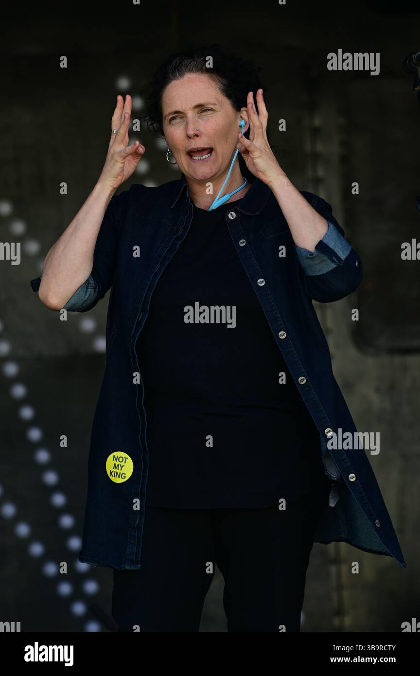 LONDRA, INGHILTERRA, 10 maggio 2025: Un interprete della lingua dei segni britannica (BSL) alla Festa della Repubblica 2025 viene celebrato dalla Repubblica per abolire la monarchia e trasformare il paese in meglio. Si svolge a Trafalgar Square, Londra, Regno Unito. (Foto di 李世惠/SEE li/Picture Capital) Foto Stock LONDRA, INGHILTERRA, 10 maggio 2025: Un interprete della lingua dei segni britannica (BSL) alla Festa della Repubblica 2025 viene celebrato dalla Repubblica per abolire la monarchia e trasformare il paese in meglio. Si svolge a Trafalgar Square, Londra, Regno Unito. (Foto di 李世惠/SEE li/Picture Capital) Foto Stock