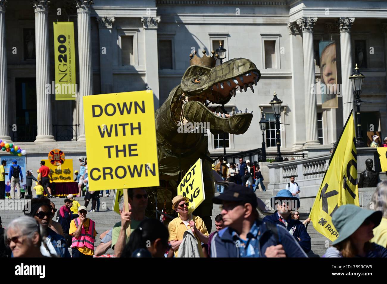 LONDRA, REGNO UNITO. 10 maggio 2025. Chuck the Rex, un dinosauro di 15 piedi che rappresenta la monarchia, un fossile domato che appartiene a un museo al giorno della Repubblica 2025 è celebrato dalla Repubblica per abolire la monarchia e trasformare il paese in meglio. Si svolge a Trafalgar Square, Londra, Regno Unito. (Foto di 李世惠/SEE li/Picture Capital) credito: Vedi li/Picture Capital/Alamy Live News Foto Stock LONDRA, REGNO UNITO. 10 maggio 2025. Chuck the Rex, un dinosauro di 15 piedi che rappresenta la monarchia, un fossile domato che appartiene a un museo al giorno della Repubblica 2025 è celebrato dalla Repubblica per abolire la monarchia e trasformare il paese in meglio. Si svolge a Trafalgar Square, Londra, Regno Unito. (Foto di 李世惠/SEE li/Picture Capital) credito: Vedi li/Picture Capital/Alamy Live News Foto Stock